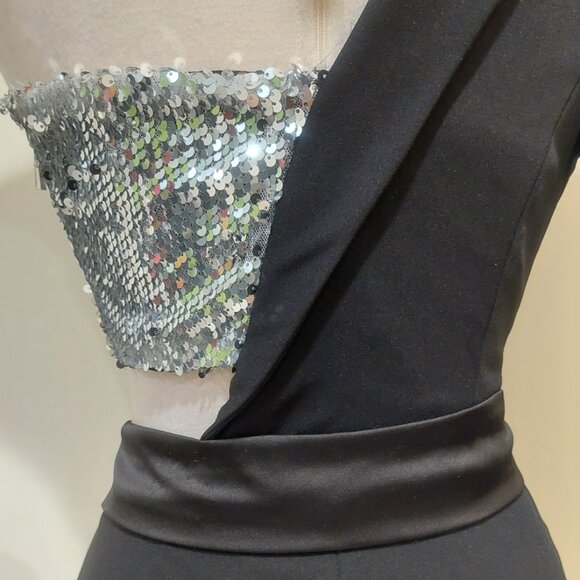💥SEXY GLAM!💥One Sleeve Tuxedo Romper in Black & Silver Sequin - Picture 13 of 16